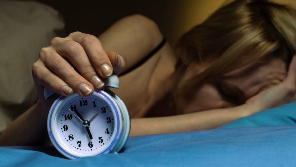 Perché il caldo disturba il sonno e come