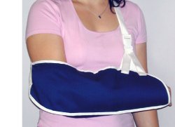 REGGIBRACCIO SEMPLICE MISURA MEDIA. CONSENTE L'IMMOBILIZZAZIONE IN POSIZIONE CORRETTA DEL BRACCIO NEI CASI DI SLOGATURE, TRAUMI ED INGESSATURE - Farmapanda Srl